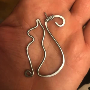 Enkelt hängsmycke katt - Handgjort hängsmycke