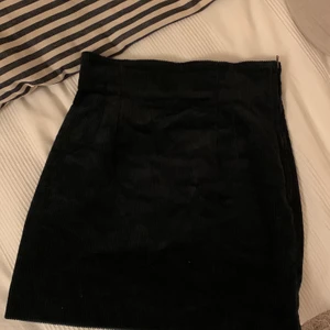 And other stories manchesterkjol str.36 - En superfin och användbar manchesterkjol nu till höst/vinter. Köpte förra året men har inte fått användning av den, därav i väldigt fint skick. Skriv privat för fler bilder om det finns intresse! Exklusive frakt 