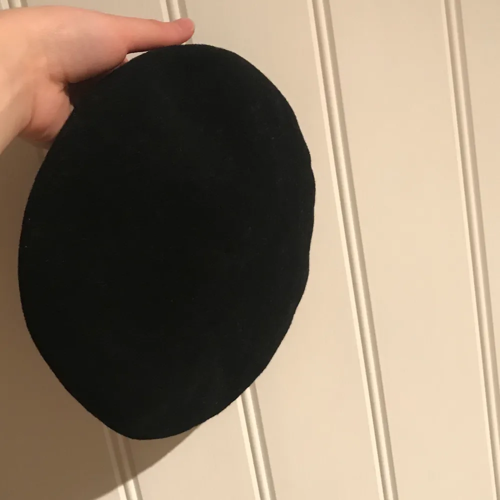 (Fösta bilden är inte min!) svart hatt, tyvärr så har det lilla ”skaftet” eller vad man kallar det, gått av men det syns inte. Köpt på second hand men är i fint skick! Frakt tillkommer💕. Accessoarer.