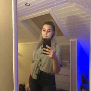 militärgrön kortärmad skjorta  - militärgrön kortärmad skjorta med knappar från Bilbos i storlek xs. säljer pga av att jag inte använder den. köparen står för frakt 🤍