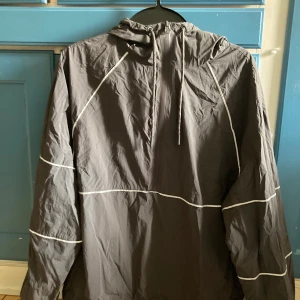 Monki Anorak  - En vindtät anorak från monki köpt i början av året för 400 kr. Sparsamt använd! Möts upp i Uppsala eller så betalar köparen frakt på 50 kr! 