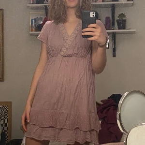 Söt kort klänning med fina detaljer - En väldigt söt gammelrosa klänning med fina detaljer längst ner samt över hela klänningen. Säljer pga kommer inte till användning. I väldigt fint skick 💖💖 Storlek framgår ej men skulle säga XS.