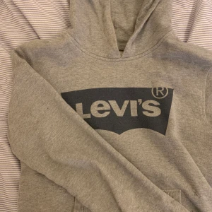 levishoodie - Säljer denna snygga, välanvända, felfria hoodie från levis! Den är ärvd och därför vet jag inte vilken storlek det är, men som ni kan se på bild 2 så passar den mig perfekt som vanligtvis har XS! ✨✨