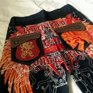 YLD JEANS - Ett par fina your local dealer jeans. Ger dig den feta 90-tals stilen samt drainer viben du söker 💯 Mått: 76 cm i midja & 80 cm i innerbenslängd. Högsta bud är 500 kr just nu! Budning avslutas 25 november 😊