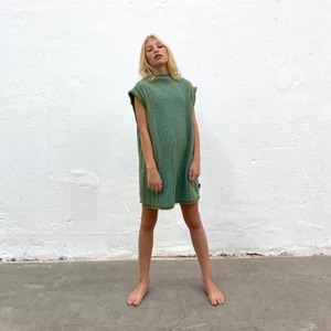 Stickad no:5  - IMASKOPI x PHILIPPA - Stickad secondhand-väst som är en re-make av @imaskopi i samarbete med Philippa Parnevik. Västen passar en XXS-XL, beroenden på önskad passform. På bilden ovan bär Luna den som klänning (XXS). Funkar lika bra som väst på dig som är en M och uppåt.