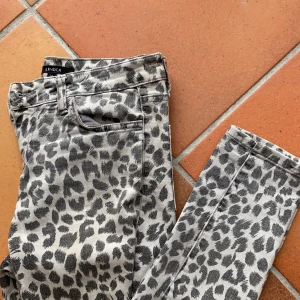 Gråa leopard jeans - Tighta ljusgråa leopard jeans, från Lindex! Sitter som en smäck på mig som är 36/38. Stretchiga.