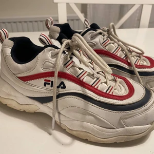 Snygga filaskor - Snygga filaskor strl 37 200kr plus frakt 63kr Se även mina andra annonser. Samfraktar om du köper mer.