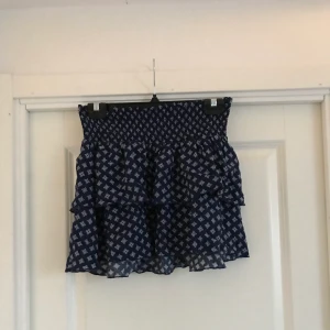 Blå volangkjol  - Blå volangkjol med fint mönster! Storlek 40 men passar 36-40 skulle jag säga! 