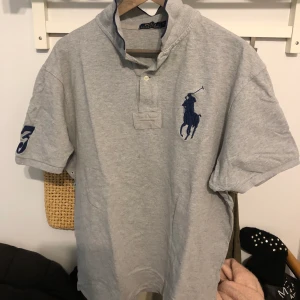 Ralph lauren piké 1XB/3XL - Ralph lauren piké 1XB/3XL. Använd sparsamt 8.5/10 i skick. Vid köp av fler varor går priset att diskutera. Köpare står för frakten (PostNord skicka lätt 63kr). För mer detaljer, skriv.