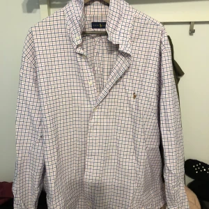 Ralph lauren skjorta 1XB/3XL - Ralph lauren skjorta 1XB/3XL. Använd 7.5/10 i skick. Vid köp av flera varor går priset att diskutera. Köpare står för frakten (PostNord skicka lätt 63kr upp till 1kg). För mer detaljer, skriv. 