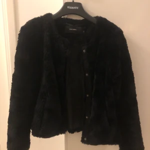 Lurvig jacka ifrån vero moda - Lurvig jag från vero Moda i storlek xs. Håll i ena fickan men annars inga skador.