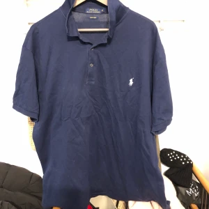 Ralph lauren piké 1XB/3XL - Ralph lauren piké 1XB/3XL. Använd 7/10 i skick. Vid köp av flera varor går priset att diskutera. Köpare står för frakten (PostNord skicka lätt 63kr upp till 1kg). För mer detaljer, skriv. 