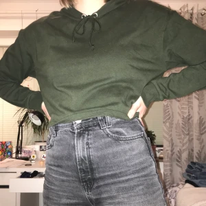 Militärgrön croppad hoodie - Croppad hoodie i militärgrön från H&M i stl S. I mycket gott skick, knappt använd. Är mjuk och mysig!