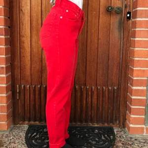 Röda Jordache jeans  - Snygga röda jeans i en rak modell, sköna och i bra skick. Size 9-10. Skulle säga att det passar en s/m. Köparen står för frakt :)