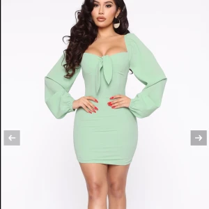 Grön klänning från FashionNova, storlek XS - Använd en gång, som ny annars! Storlek XS