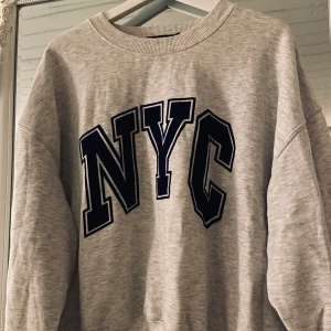 Sweatshirt i vintagestil 🖤 - Skitsnygg sweatshirt i vintagestil från Bikbok, säljs inte längre i butiken ❄️ Storlek L - sitter fint oversized på mig som vanligtvis har S 🖤 Buda i kommentarerna och skriv till mig privat! Bud börjar på 150kr 🖤