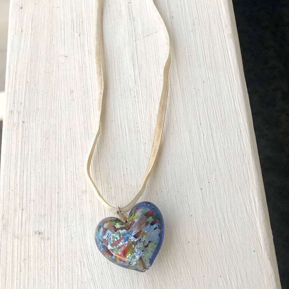 Halsband som är köpt från Italien i Venedig tidigt 2000-tal. Halsbandet är unikt med ett hjärta i glas.. Accessoarer.
