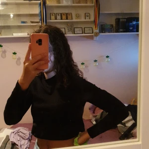 Kroppar långärmad tröja - Säljer denna kroppade långärmade tröjan med en liten krage från bik bok för endast 50kr. Storleken är XS Obs! Köparen betalar frakten. 