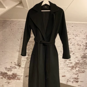 Svart kappa storlek S - Svart kappa från Bikbok. Köpt i vintras och använd ett fåtal gånger så bra skick. Ordinarie pris 699kr men säljs för 160 + frakt.