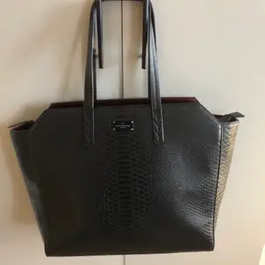 Supersnygg svart väska i större model, rejält material                                                                                                             Märke: Pauls boutique                                                                       Pris: 150:-                                                              Djurfritt och rökfritt hem. Kan skickas mot fraktkostnad 📦 