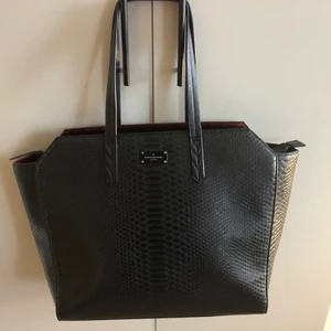 Pauls boutique väska - Supersnygg svart väska i större model, rejält material                                                                                                             Märke: Pauls boutique                                                                       Pris: 150:-                                                              Djurfritt och rökfritt hem. Kan skickas mot fraktkostnad 📦 