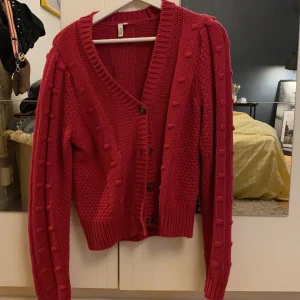 Stickad kofta från NLY trend - Säljer pga den inte kommer till användning. Den är i nyskick och har ett super snyggt mönster. Köparen står för frakten⭐️betalning via swish⭐️