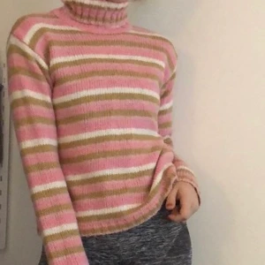 Stickad polo - Säljer denna mysiga stickade polotröjan. Storlek XS. Är i bra skick och knappt använd🥰 Köparen står för frakt!