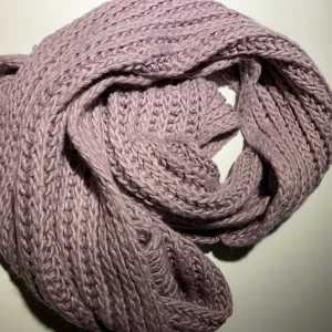 ESPRIT Halsduk - Skön grålila stickad halsduk från ESPRIT. Väldigt få gånger använd och bra skick. Köparen står för frakten (: