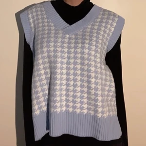 stickad vest - mysig stickad vest perfekt nu till hösten🍂🕊 dessutom aldrig använd💗