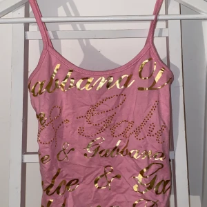 Dolce & Gabbana top  - Super söt D&G top köpt på secondhand. Strl S passar XS-M. Säljer då den inte kommer till användning. 🛍✨
