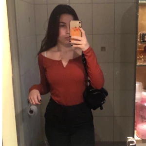 Orange/röd tröja - Säljer min fina orange/röda tröja från Gina som är i väldigt bra skick💞 Köptes för 200 kr och säljer den för 100kr. Köpare står för frakt💕