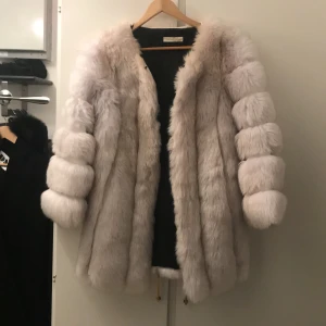Jacka born in stockholm - Storlek 36, använd 1 gång för bröllop, oäkta päls 