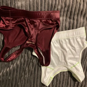 2 helt oanvända sport toppar - 2 helt oanvända sport toppar från newbody. Dom är tvättade ändats 1 gång. Inga inlägg och är i färgerna vit och en cool glansig vinröd. 