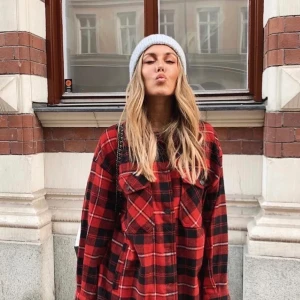 Tunn jacka  - En stickad tunn jacka från zara, använd ett fåtal gånger! Hör av er vid intresse🥰