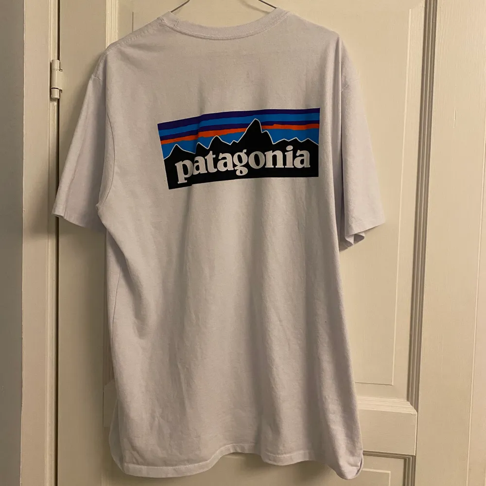 Super fräsch Patagonia t-shirt i storlek M, herr. Passformen är oversized på mig och jag brukar bära dam S/M. Sällan använd, Max 2-3 gånger därav mycket bra skick. Köparen står för eventuell frakt💞. T-shirts.