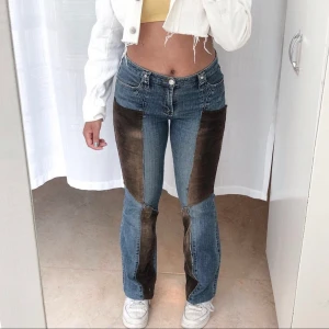 Patchwork jeans - Storlek L. Skulle säga att de passar en 38a bäst. 63kr frakt tillkommer 🌸