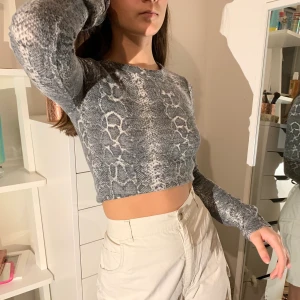 Topp - Topp från zara i ormprint, väldigt skön att ha på sig och sitter väldigt bra. Bomullsliknade material, mjukt.