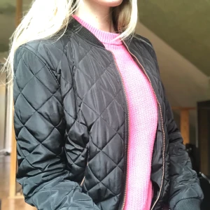 bomberjacka missguided  - mysig bomberjacka från missguided i strl 10 som inte kommer till användning hos mig, skulle säga att den passar XS och S. frakt på 66 kr tillkommer 