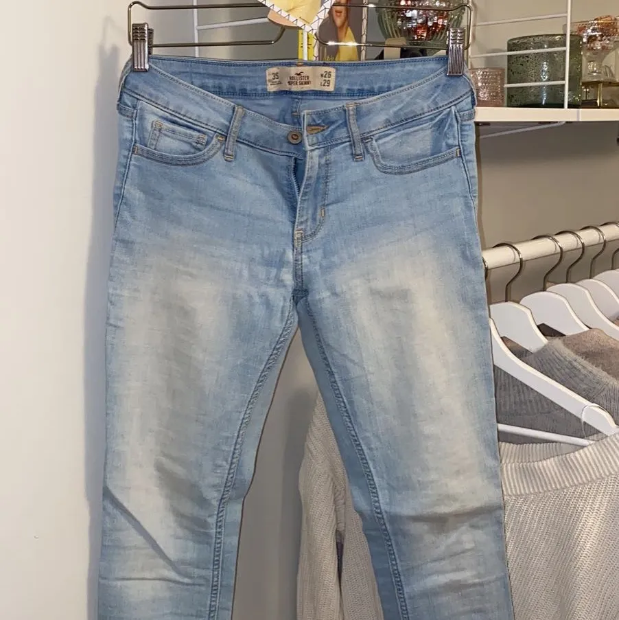 Superfina low waist skinny jeans från hollister i storlek w26 L29, motsvarar ca xs/s💜💜 jeansen är i bra skick. Pris + frakt🥰🥰. Jeans & Byxor.