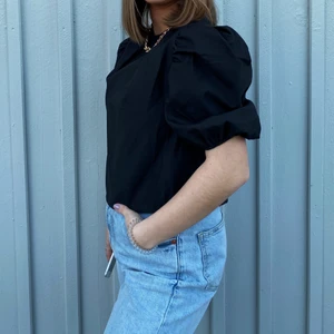 Topp med puffärm - Snygg och stilren topp med puffärmar