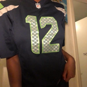 Äkta jersey shirt!!! - Super snygg! Använd en gång men inte riktigt min stil. Köptes i USA. Marinblå. Frakt tillkommer. Storlek M alltså lite oversized 💕