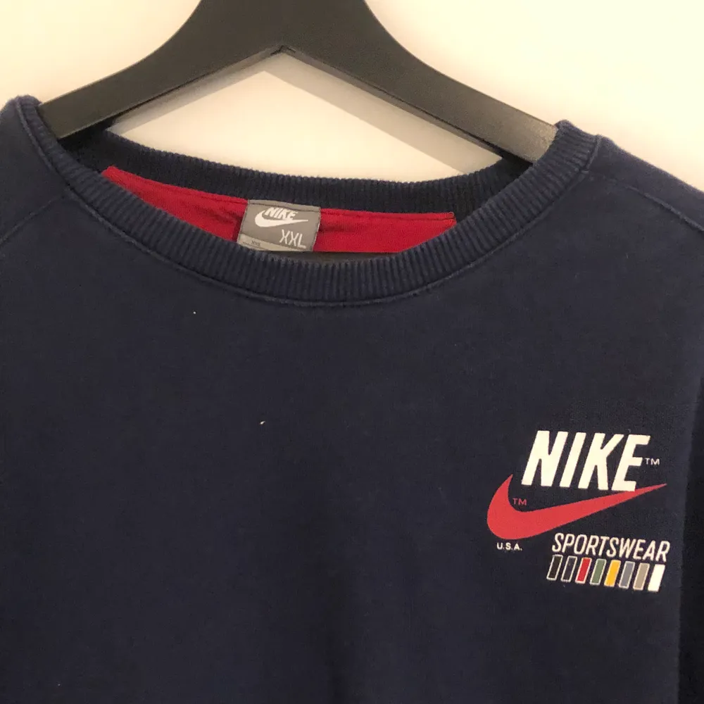 mörkblå sweatshirt från nike, köpt second hand! många intresserade så kör budgivning ‼️BUD FRÅN 370 + FRAKT‼️ buda i kommentarerna!. Tröjor & Koftor.