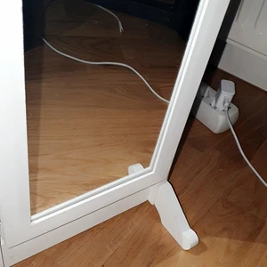 Spegel med smyckeshållare  - Detta är en vit spegel som man kan öppna , i den finns smyckeshållare för alla typer av smycken du kan tänka dig. Ex : halsband och armband! Den är oanvänd men har fått repor efter flytten men spegelnär helt oskadd. Är villig att SÄNKA PRISET  ❣