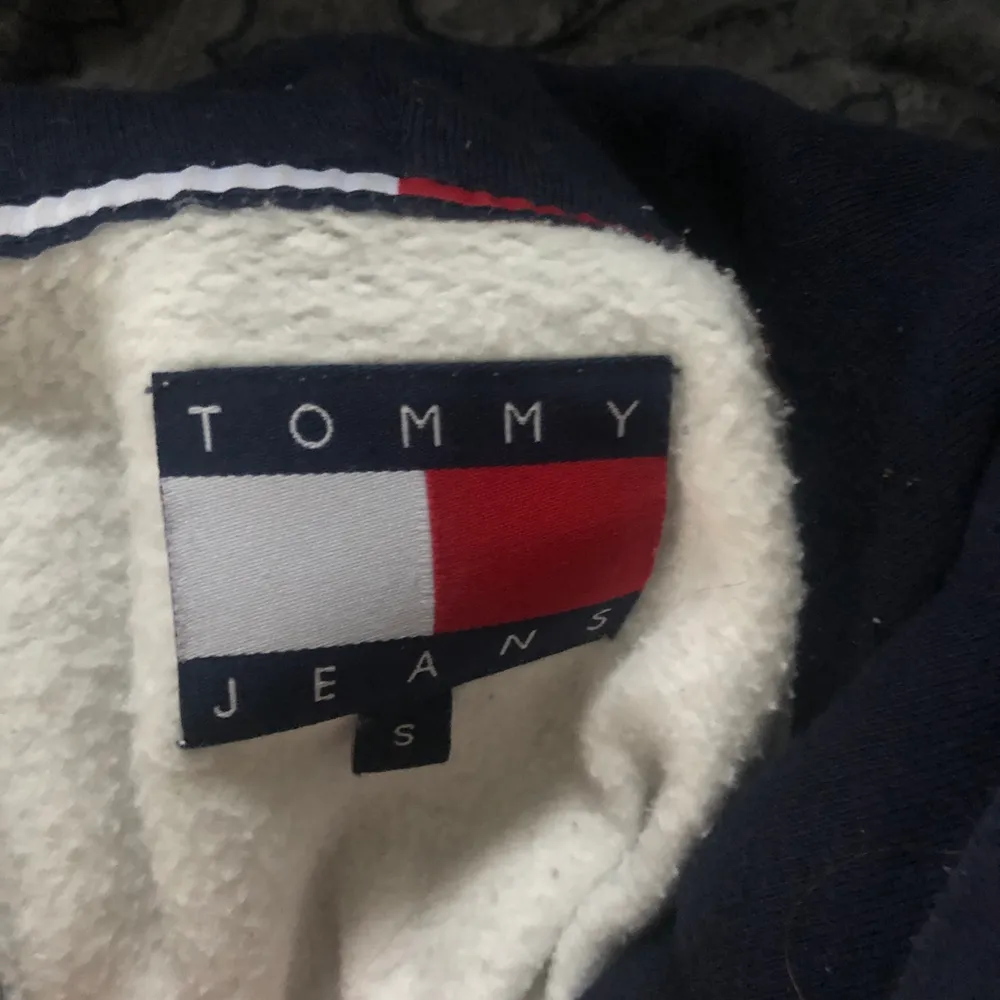 Supersnygg croppad hoodie från Tommy Jeans, kommer tyvär inte till användning längre. Köptes second hand och är i gott använt skick.. Hoodies.