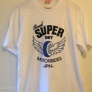 Vintage superdry t-shirt - Vintage superdry t-shirt i storlek Large. 99kr ! Kan frakta eller mötas upp i örebro!