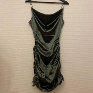 H&M fest klänning  - Finaste klänning från HM med storlek S. Oanvända. Skicka chatten vid förfrågan eller betalning.