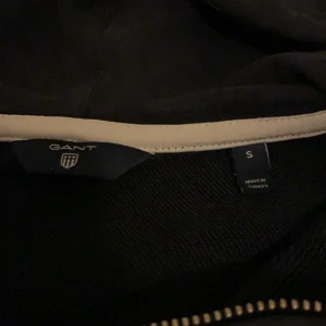 Gant zipper i storlek S - Endast använd ett fåtal gånger, men inte min stil så därav säljer jag den