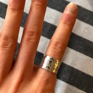 En superfin och tidlös ring i äkta silver. Passar verkligen till allt!⭐️🤗 Bredd är ca 1cm. Gjord av mig.