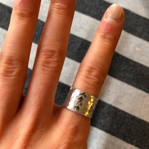 Silverring - En superfin och tidlös ring i äkta silver. Passar verkligen till allt!⭐️🤗 Bredd är ca 1cm. Gjord av mig.