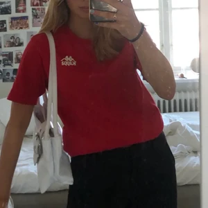 Kappa T-shirt - Snygg tshirt från kappa! Original pris 400 och knappt använd. Passar xs-m beroende på hur man vill att den ska sitta! Har inget negativa. Säljer pga har för många T-shirtar💗